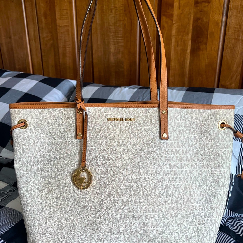 🤎Michael Kors🤎 Jet Set Tote - great work bag! It will hold everything!
